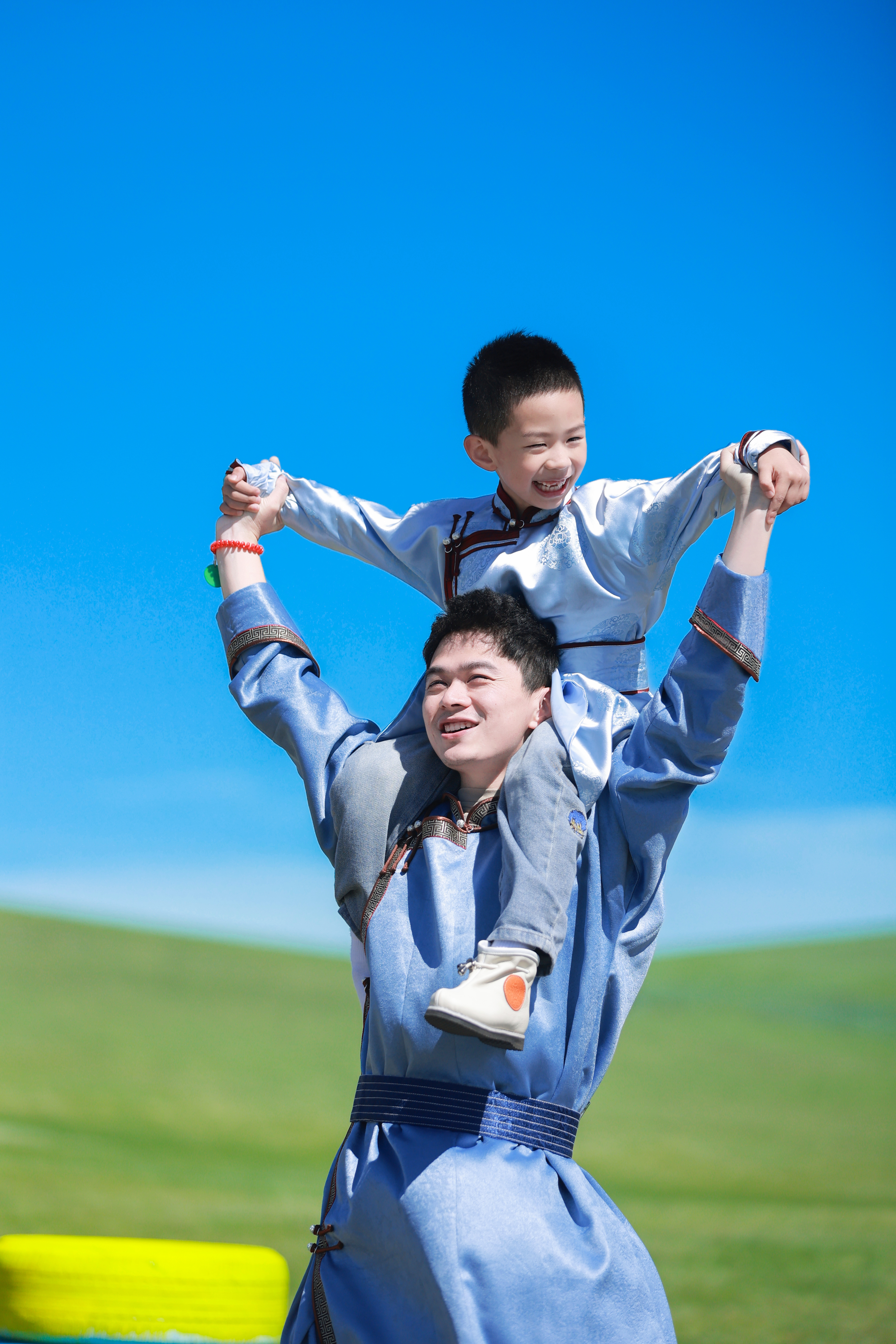 骑在爸爸肩上 - 呼籁营地旅拍